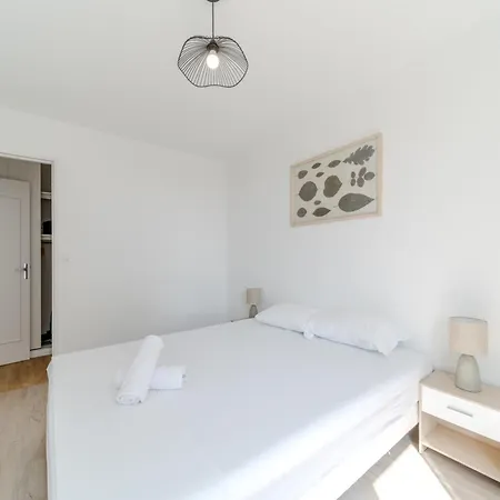 Spacious For 8 People - Grand Clement Lägenhet *